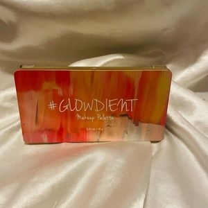 GLOWDIENT makeup palette